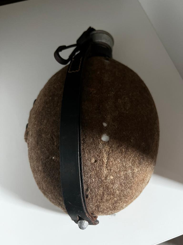 Wehrmacht  veldfles met vilten hoes en leren riem, Ophalen of Verzenden, Overige soorten, Overige gebieden, Overige typen