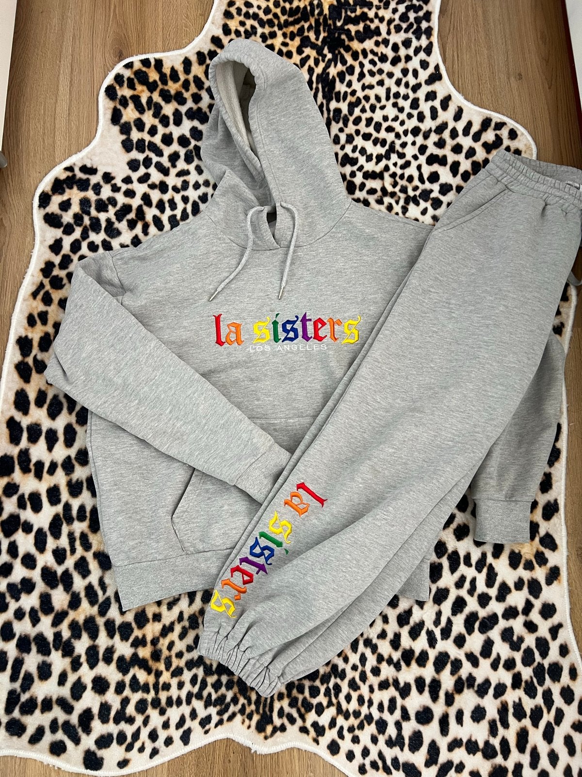 LA Sisters Pak - Hoodie Maat M, Broek Maat L, Verzenden, Gedragen, Maat 38/40 (M), Grijs