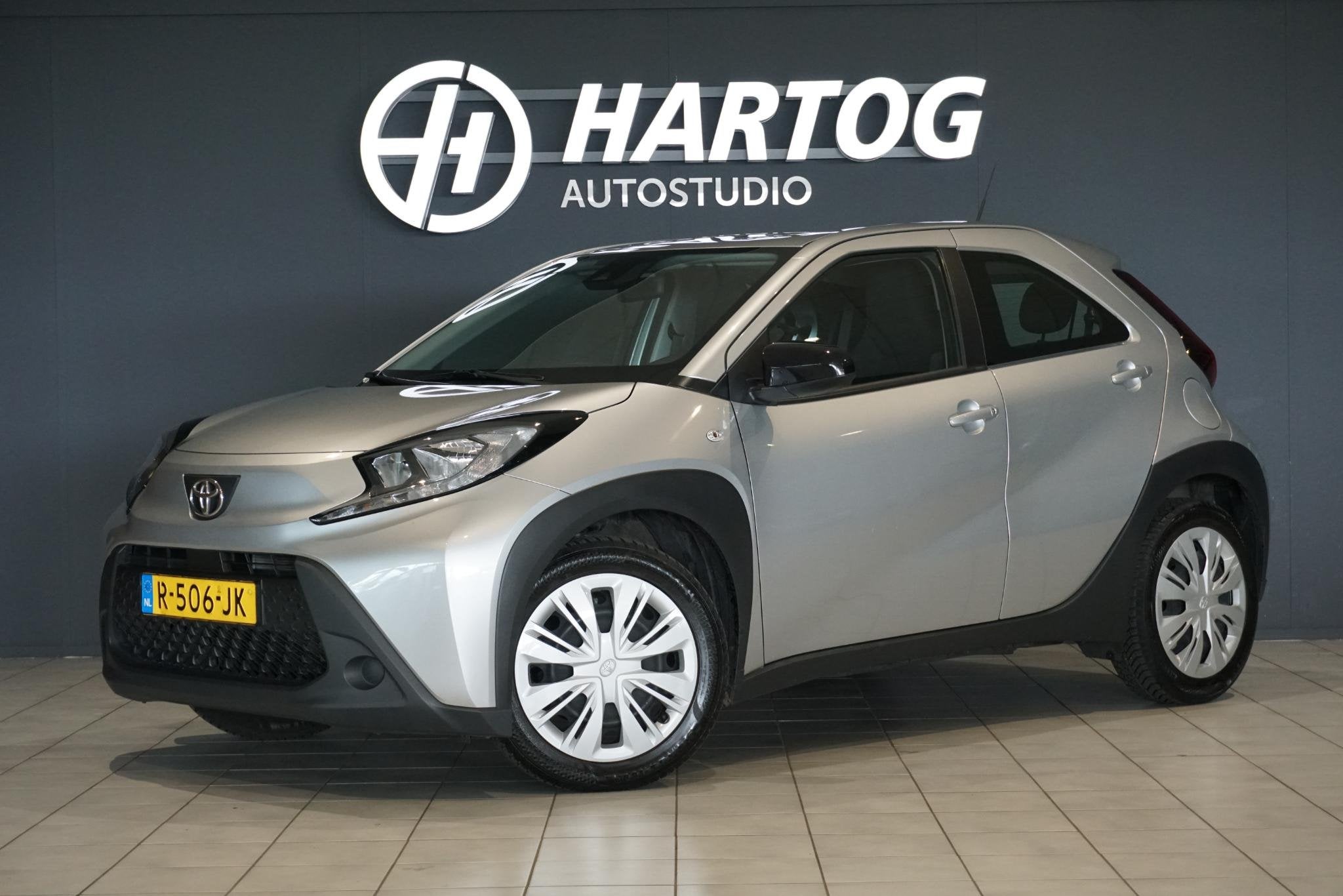 Toyota Aygo X 1.0 VVT-i MT Play + CAMERA / ADAPTIEVE CRUISE, Auto's, Stof, Gebruikt, 920 kg, 4 stoelen
