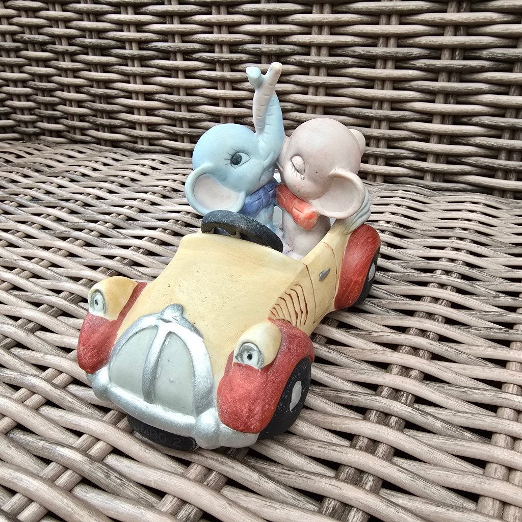 Nieuwstaat! Beeldje olifanten in auto - keramiek, Ophalen of Verzenden, Nieuw, Dier