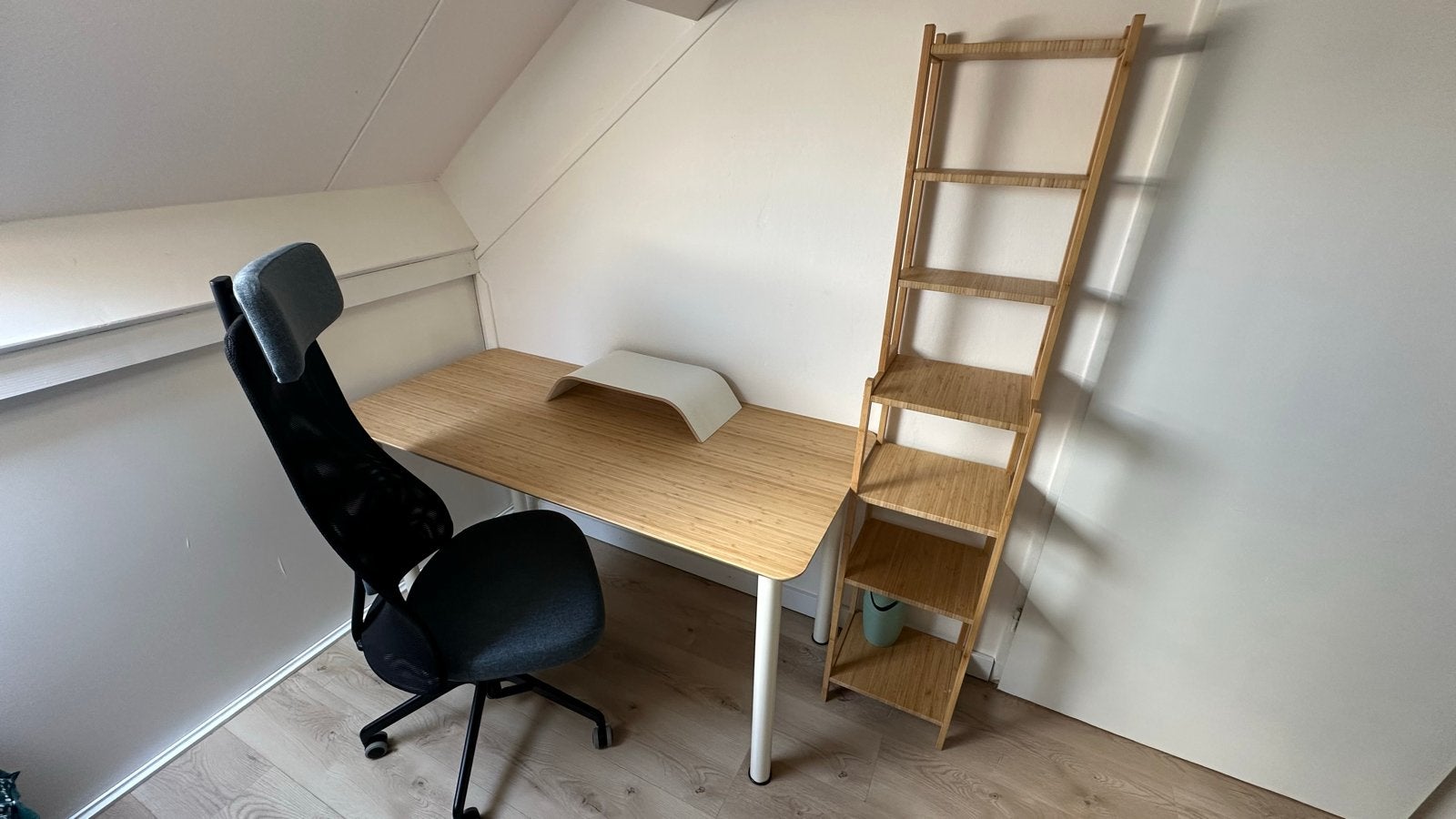 Complete Thuiswerkset: IKEA Bureau, Ergonomische Stoel, Rek, Huis en Inrichting, Ophalen, Opbergruimte, Hout, Bruin