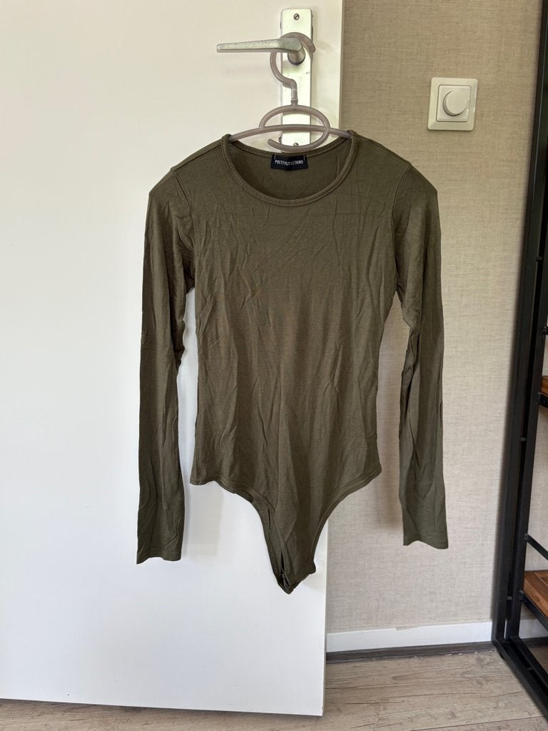 Groene T-shirt met lange mouwen met kruis – body, Kleding | Dames, Verzenden, Prettylittlething, Nieuw, Lange mouw