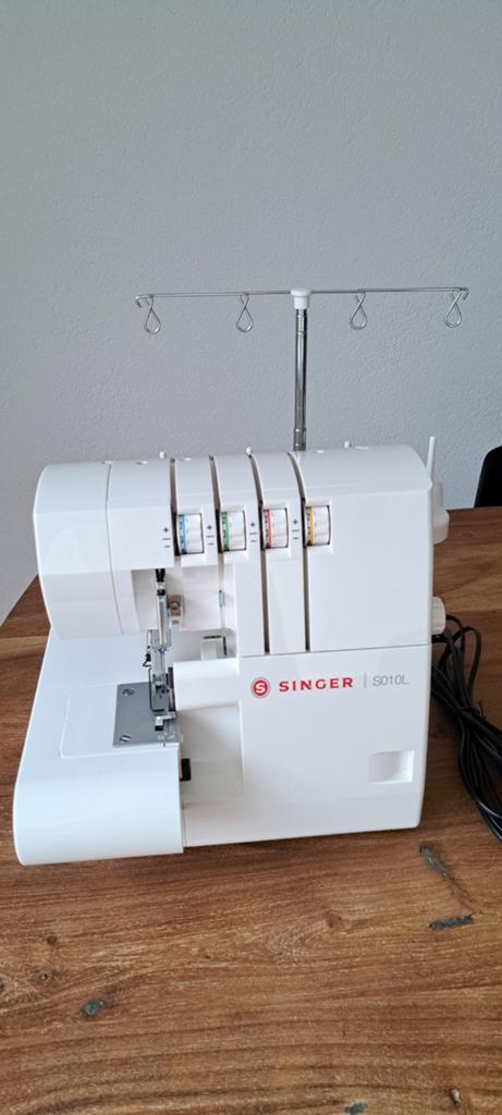 Zo goed als nieuwe lockmachine, slechts een paar keer gebrui, Ophalen of Verzenden, Zo goed als nieuw, Lockmachine, Overige merken