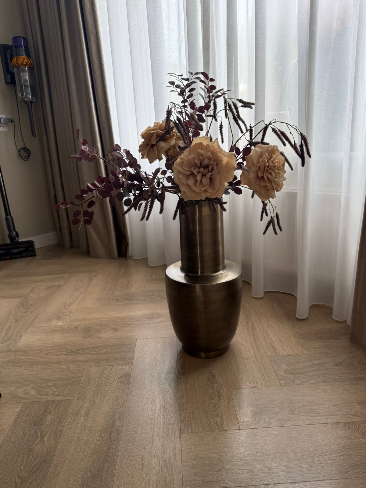 Opgemaakte bronzen vaas met zijden-/kunstbloemen, Huis en Inrichting, Woonaccessoires | Vazen, Ophalen, Nieuw, Overige kleuren