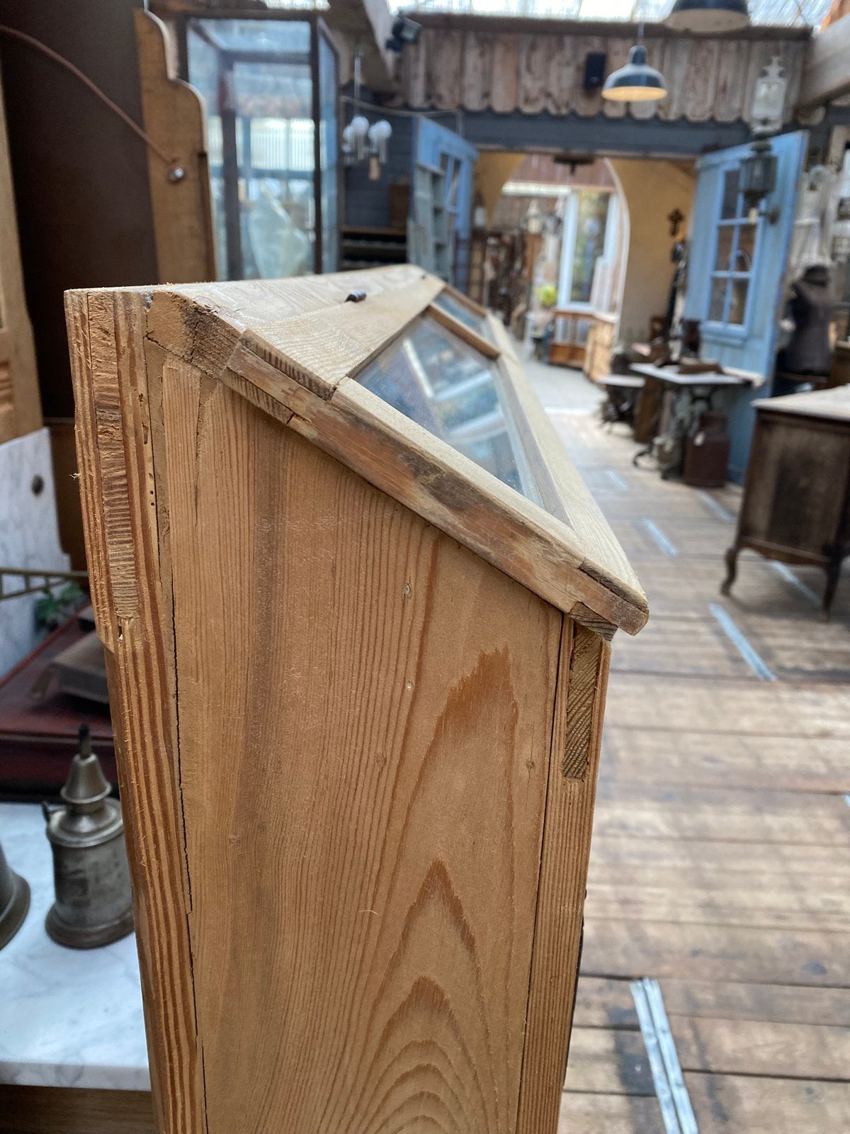 Een ondiepe vitrinekast opzetvitrine wandvitrine, Ophalen