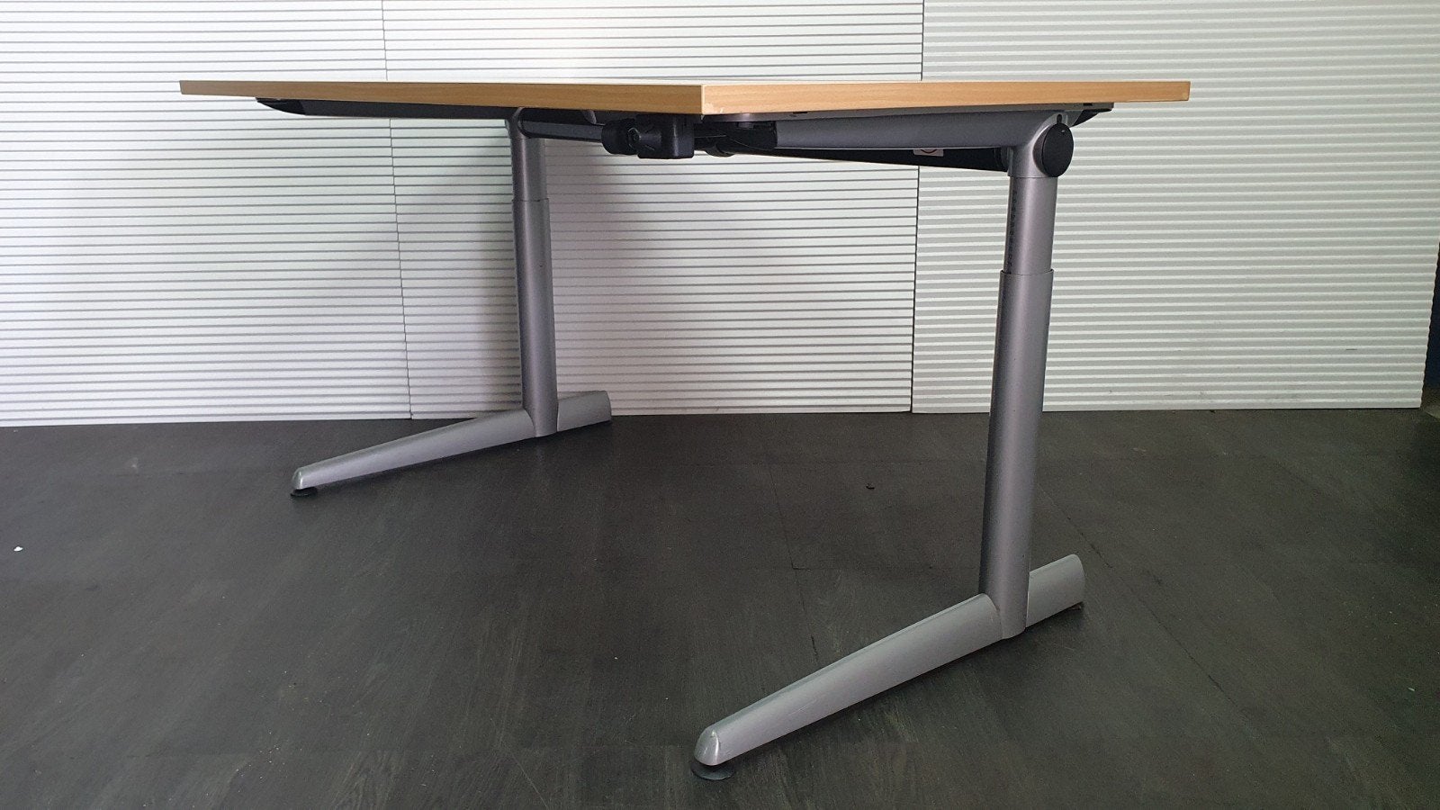 Ahrend bureau, slinger verstelbaar, beukenblad 140x80, Ophalen, Hout, In hoogte verstelbaar, Zo goed als nieuw