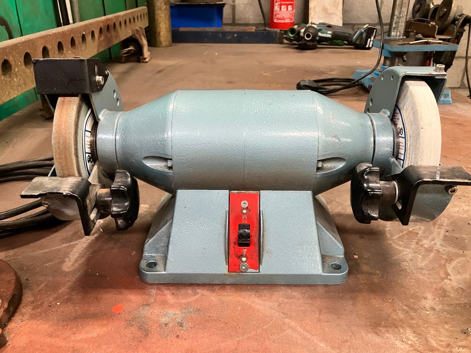 Degelijke Duitse Slijpmachine, Doe-het-zelf en Verbouw, Ophalen, Gebruikt, Minder dan 700 watt, Werkbankslijpmachine