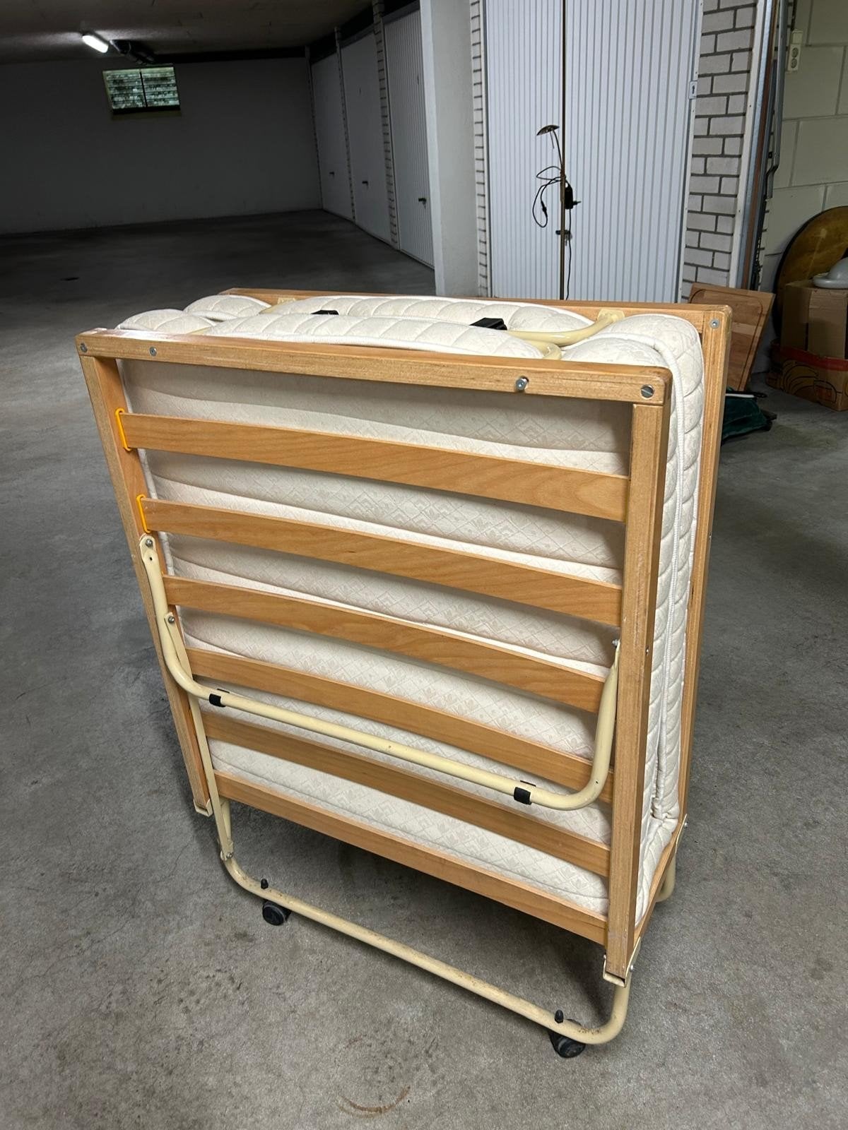 Opvouwbaar logeerbed met matras, Gebruikt, Eenpersoons, Beige, Ophalen of Verzenden