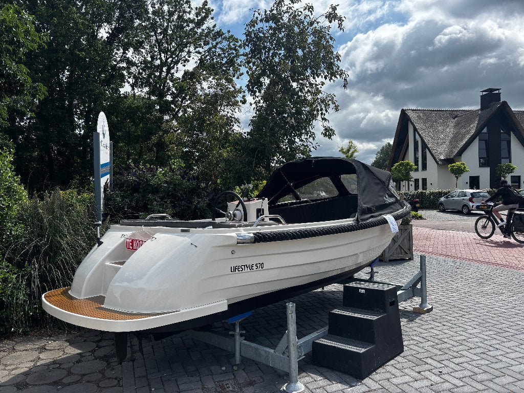 Prachtige Lifestyle 570 Sloep (2012) met zonnedek, Watersport en Boten, Ophalen, 16 pk, Tender, Gebruikt