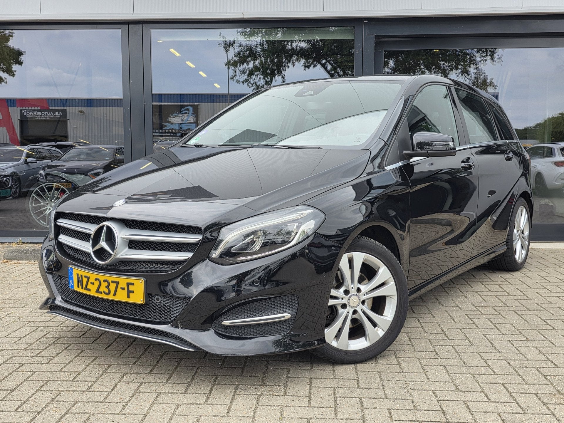Mercedes-Benz B-Klasse 180 Ambition (bj 2016, automaat), 1325 kg, Gebruikt, 4 cilinders, Leder en Stof