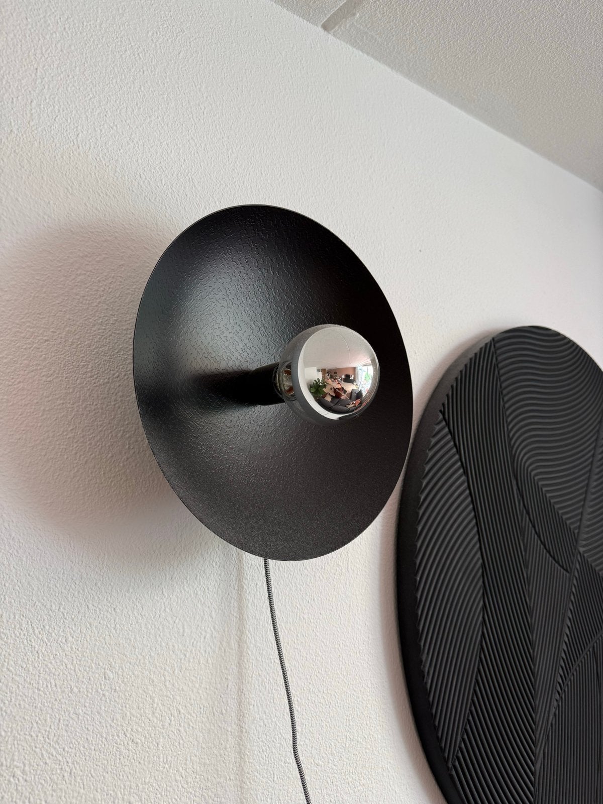 Moderne zwarte wandlamp met lamp, diameter 35 cm, Huis en Inrichting, Ophalen, Gebruikt, Zwart, Wandlamp