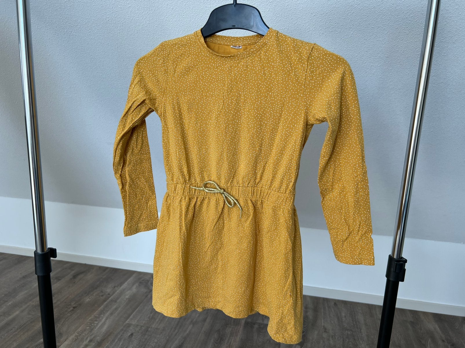 Jurk okergeel tricot maat 122/128, Ophalen of Verzenden, Zo goed als nieuw, Meisje, Jurk of Rok