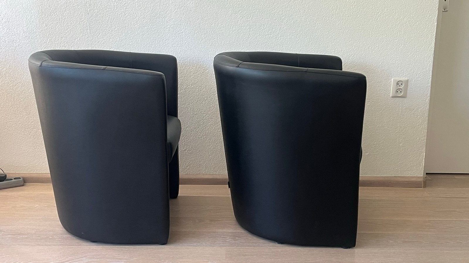 2 Zwarte lederen kuipstoelen in goede staat, Huis en Inrichting, Stoelen, Ophalen, Gebruikt, Twee, Zwart