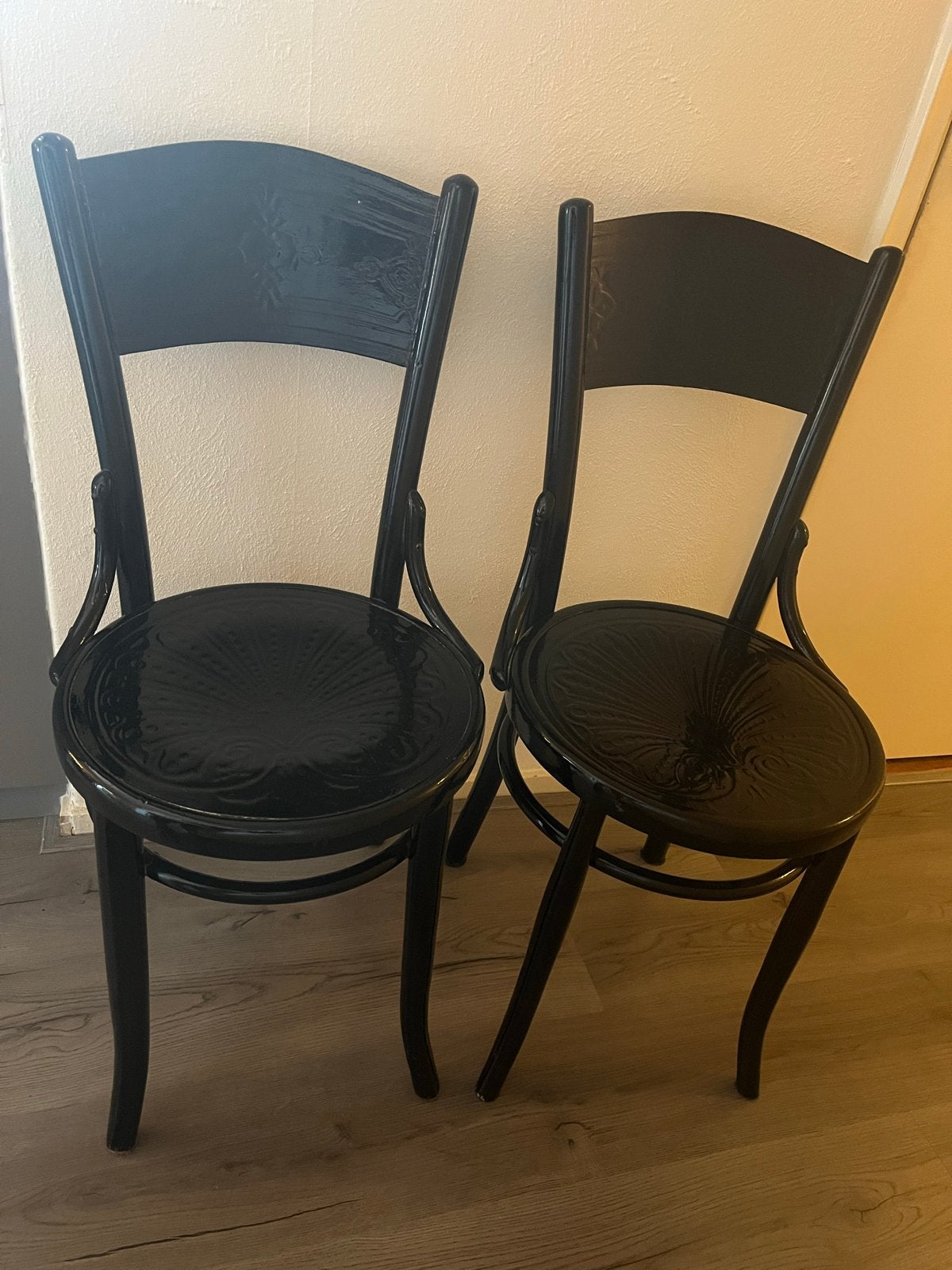 Set van 2 zwarte Thonet stoelen met houtsnijwerk, Antiek en Kunst, Antiek | Meubels | Stoelen en Banken, Ophalen