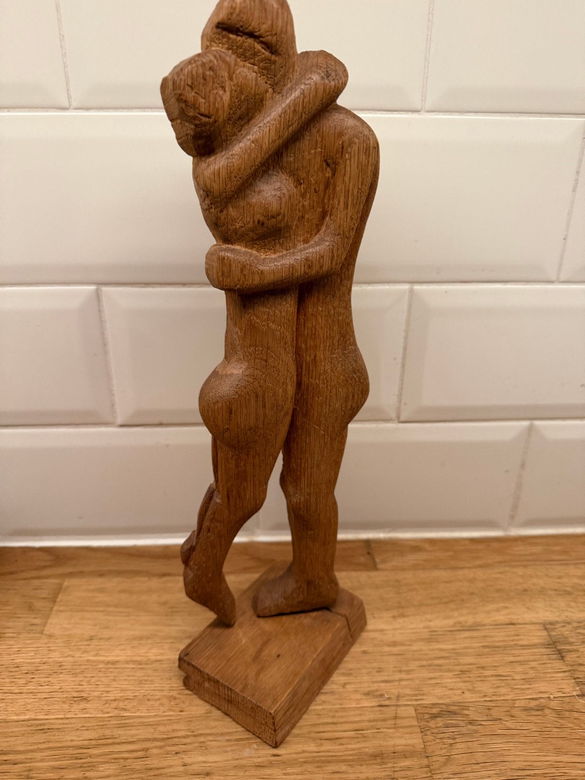 Houten sculptuur van omhelzend paar - Schellekens - Riel, Groep mensen, Ophalen of Verzenden, Handgemaakt, 20 - 50 cm