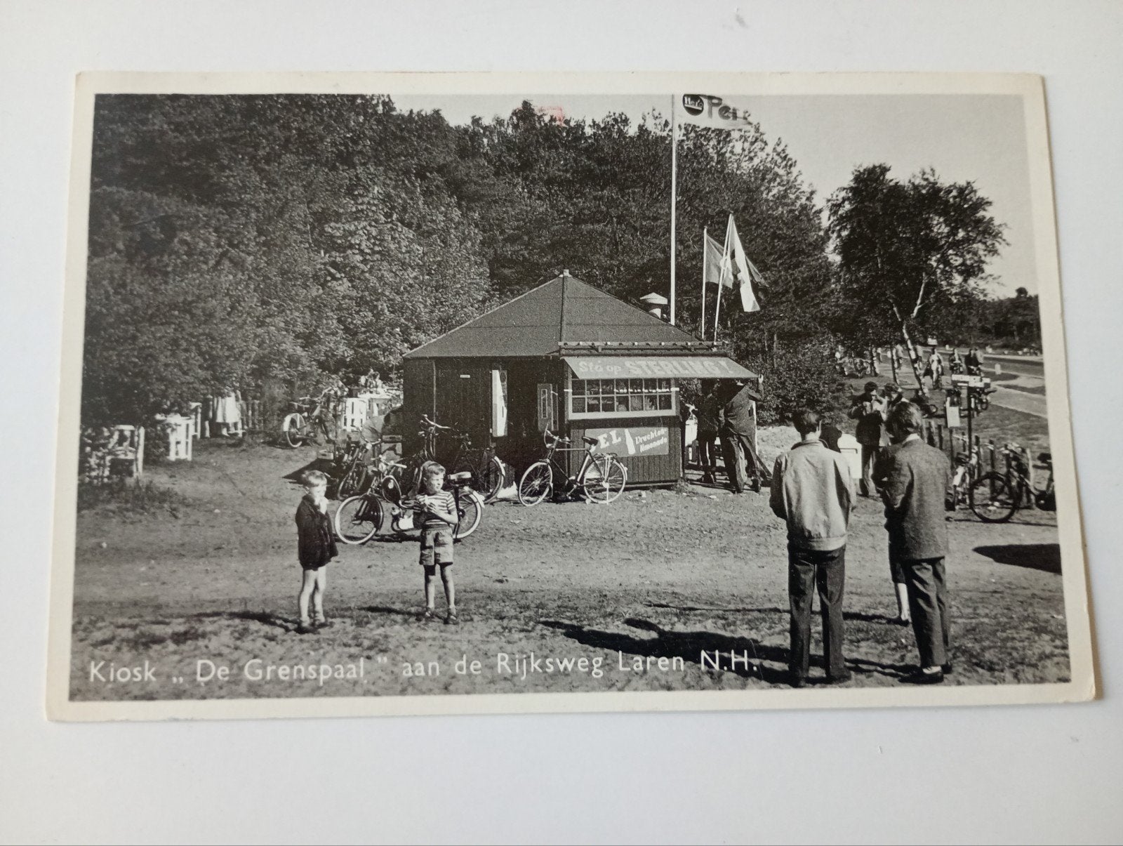 Laren NH Kiosk De Grenspaal aan de Rijksweg 1958, Ophalen of Verzenden, 1940 tot 1960, Gelopen, Noord-Holland