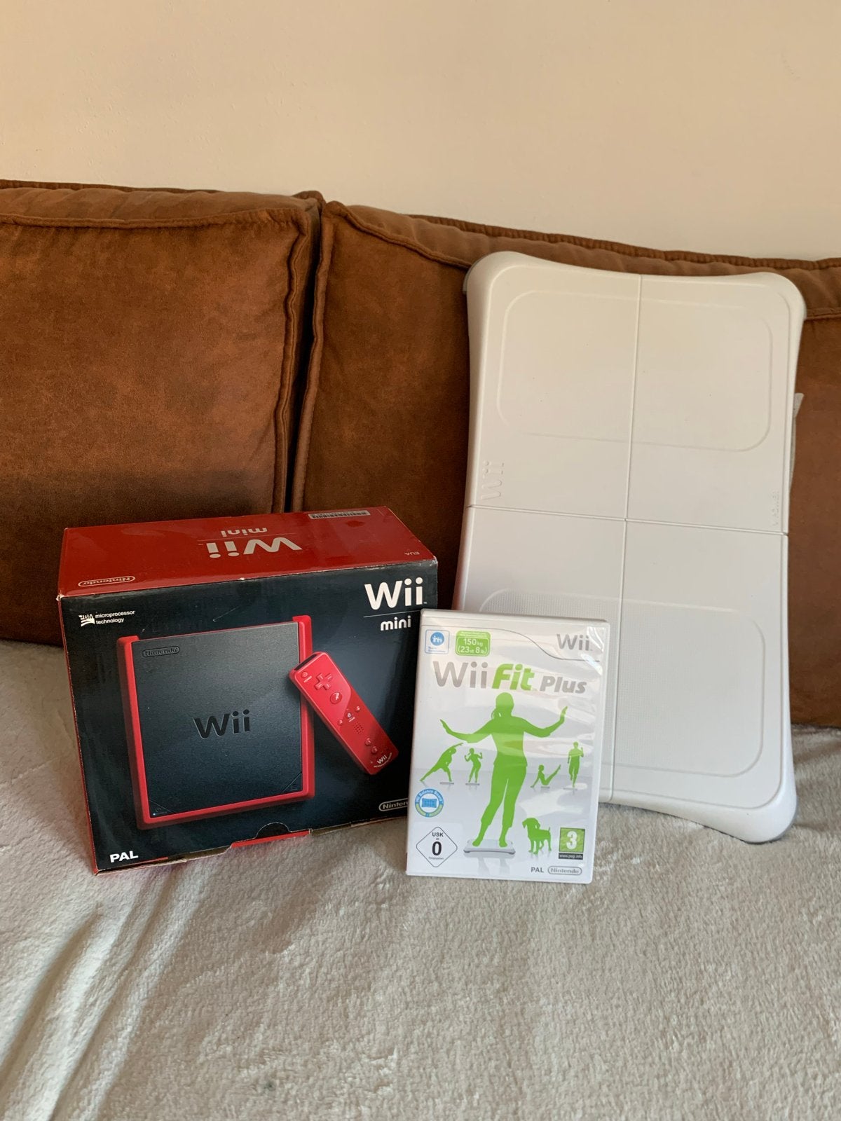 Rode Wii mini complete set:Balance Board & Wii Fit Plus game, Spelcomputers en Games, Games | Nintendo Wii, 1 speler, Eén computer
