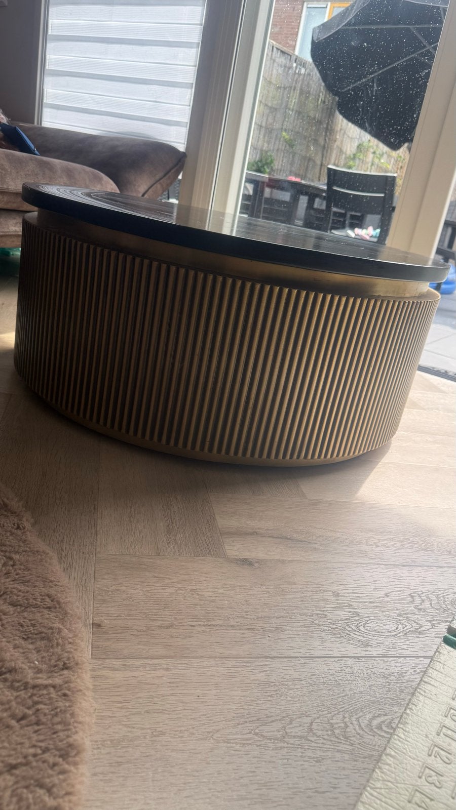 Ronde salontafel met geribbeld onderstel en glazen blad, Ophalen, Rond, 50 tot 100 cm, Zo goed als nieuw