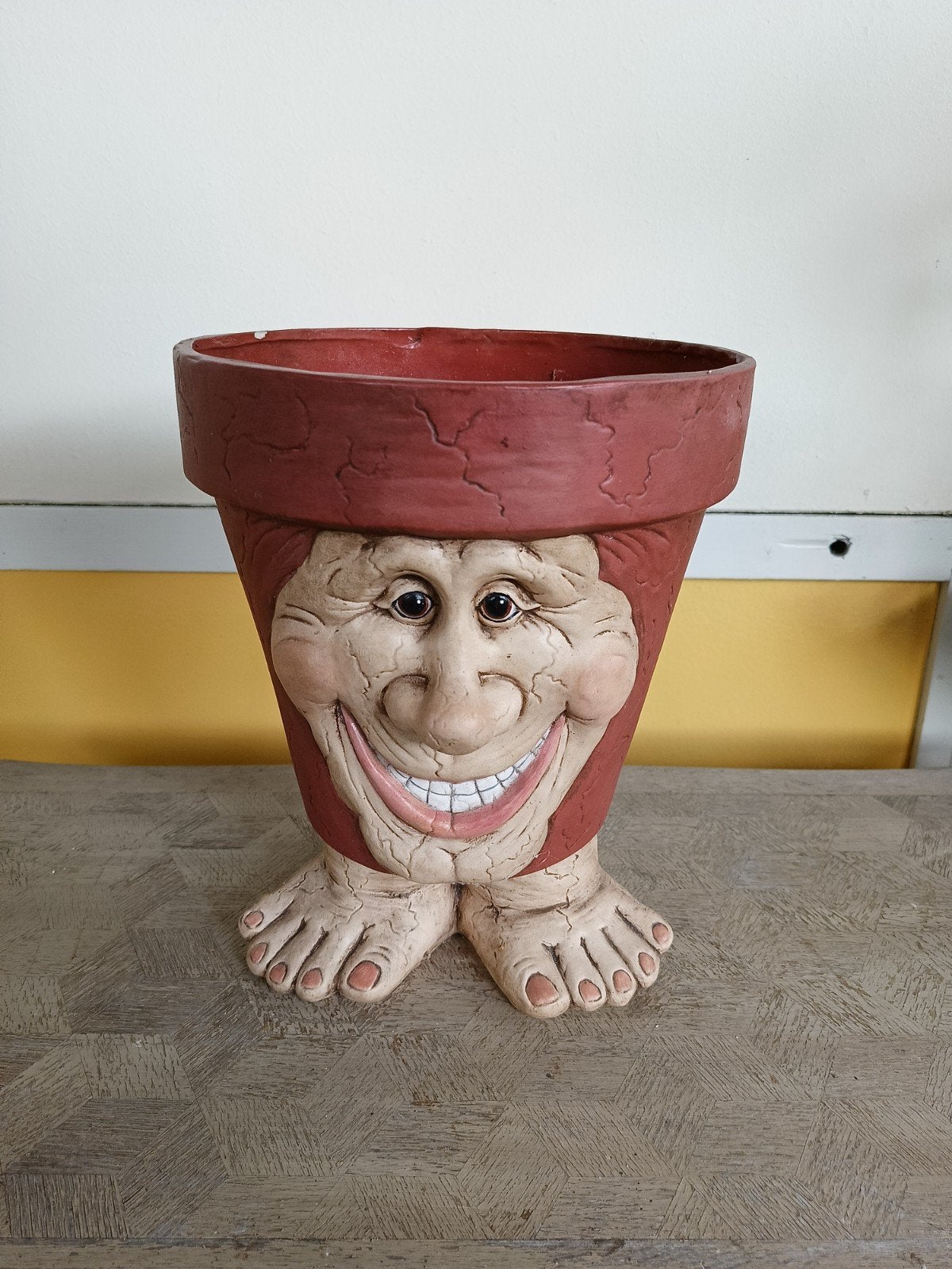 Unieke terracotta bloempot met gezicht en voeten, Tuin en Terras, Bloempotten, 25 tot 40 cm, Gebruikt, Rond, Ophalen of Verzenden