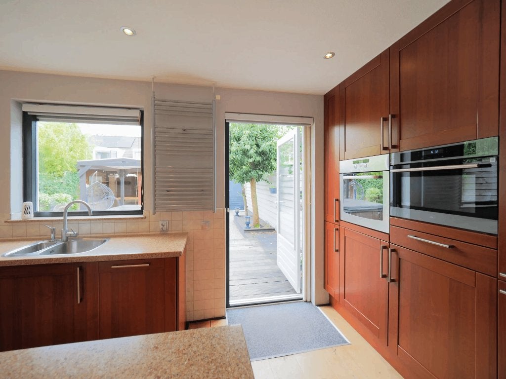Moderne keuken met kookeiland en inbouwapparatuur, Ophalen, Gebruikt, Bruin, Overige typen