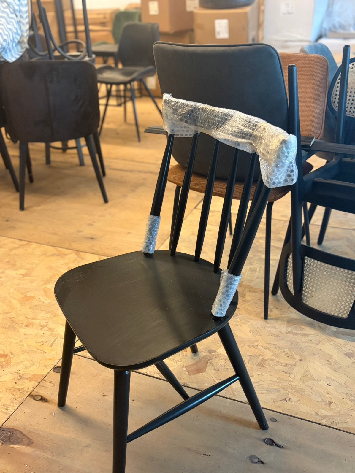 Zwarte houten stoelen – €30 per stuk, Ophalen, Nieuw, Hout
