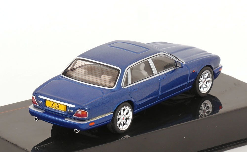 IXO 1:43 Jaguar XJ8 (X308) blauw 1998 in vitrine, Overige merken, -, Nieuw, Ophalen of Verzenden