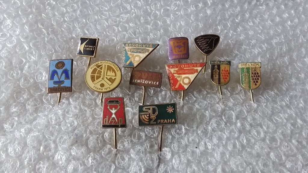 12 verschillende buitenlandse speldjes, Verzamelen, Speldjes, Pins en Buttons, Ophalen of Verzenden, Zo goed als nieuw, Overige onderwerpen