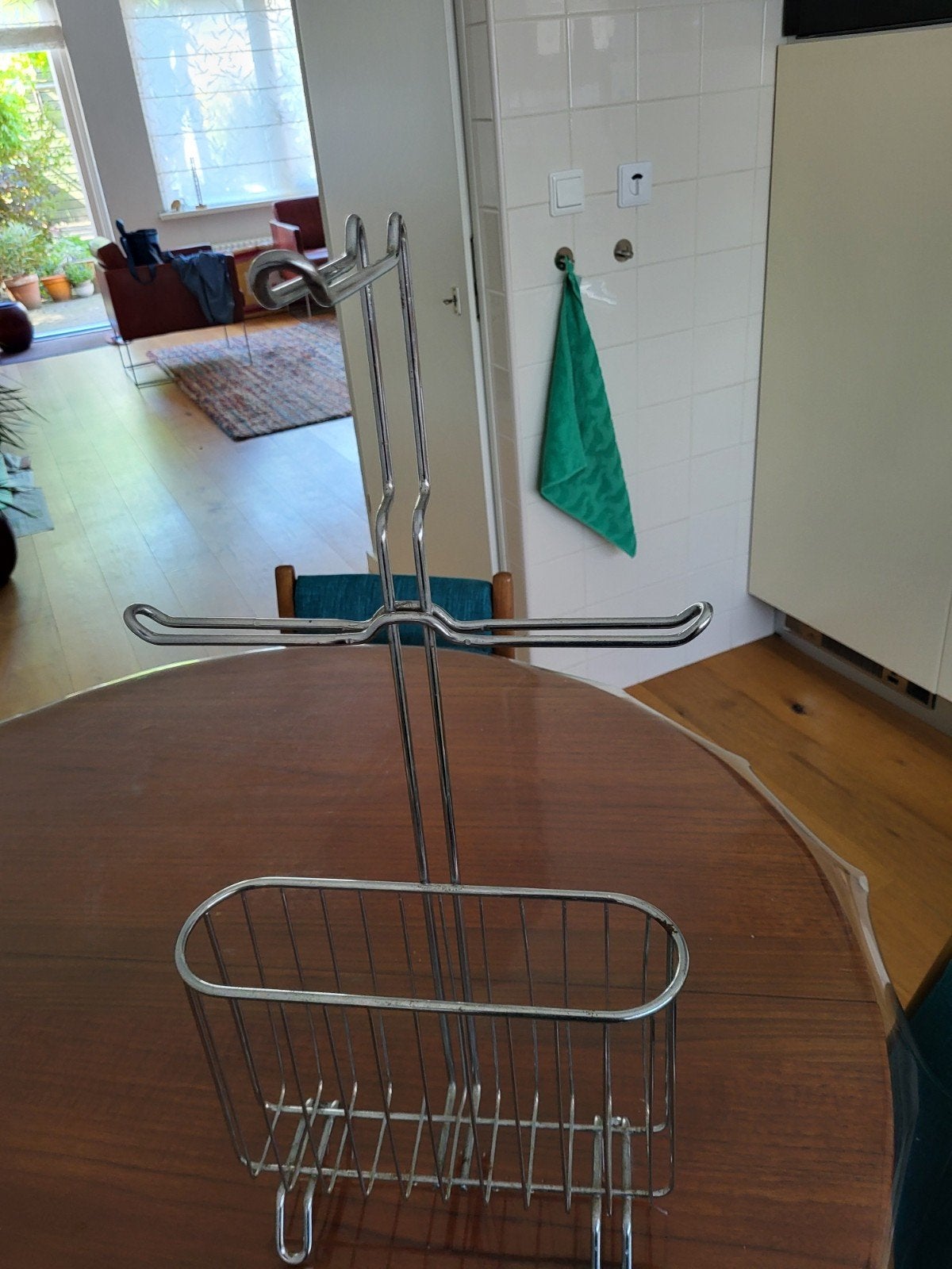 Toiletrolhouder met opbergbakje, Ophalen