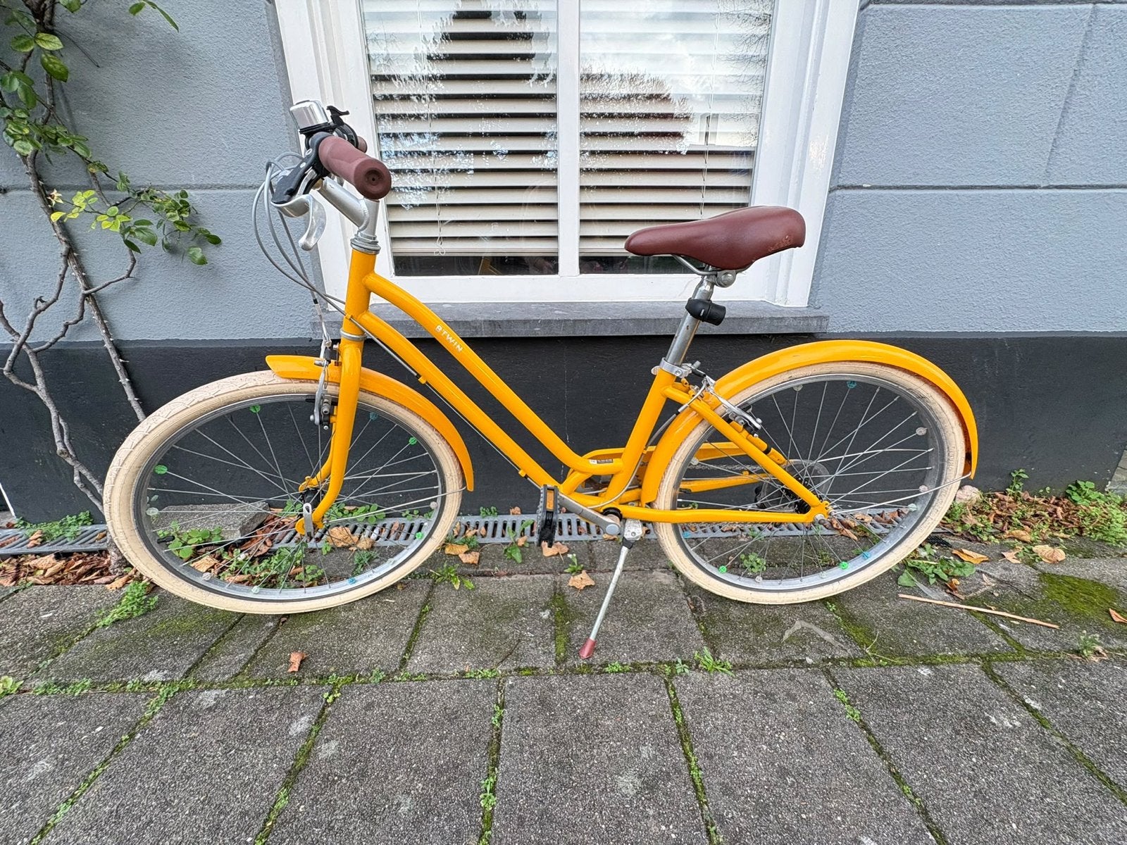 Gele B'Twin Stadsfiets 24 inch met Versnellingen, Fietsen en Brommers, Ophalen, Velgrem, Handrem, Gebruikt