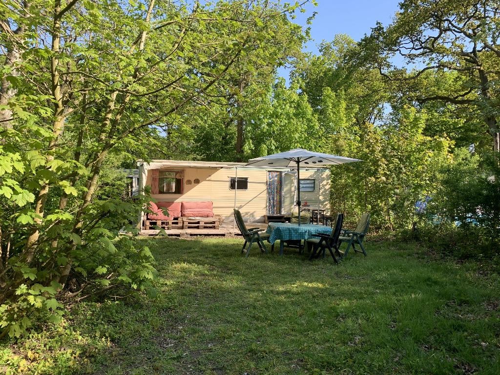 Caravan op royale zonnige priveplek te huur
