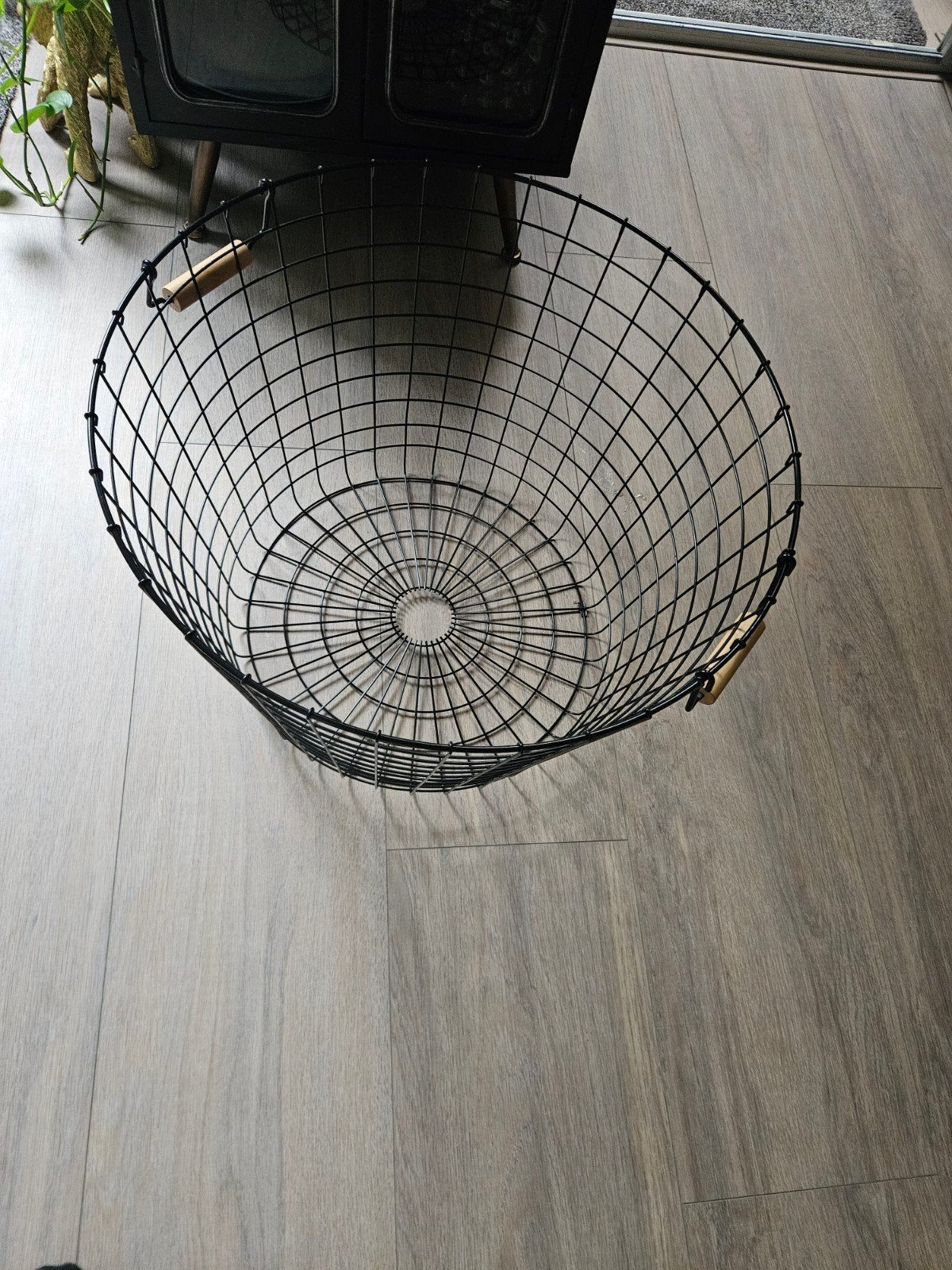 IKEA zwarte metalen draadmand met houten handvatten, Ophalen, Mand, Rond, Zo goed als nieuw