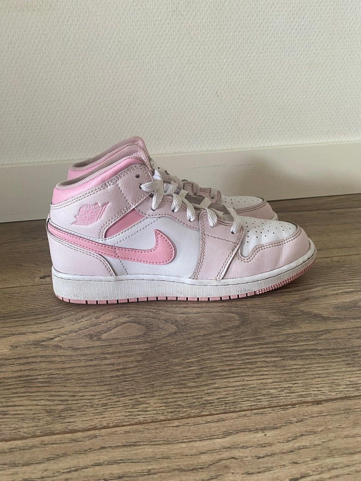 Nike Air Jordan 1 Mid Roze/Wit - Maat 38, Kleding | Dames, Schoenen, Ophalen of Verzenden, Gedragen, Roze, Sneakers of Gympen