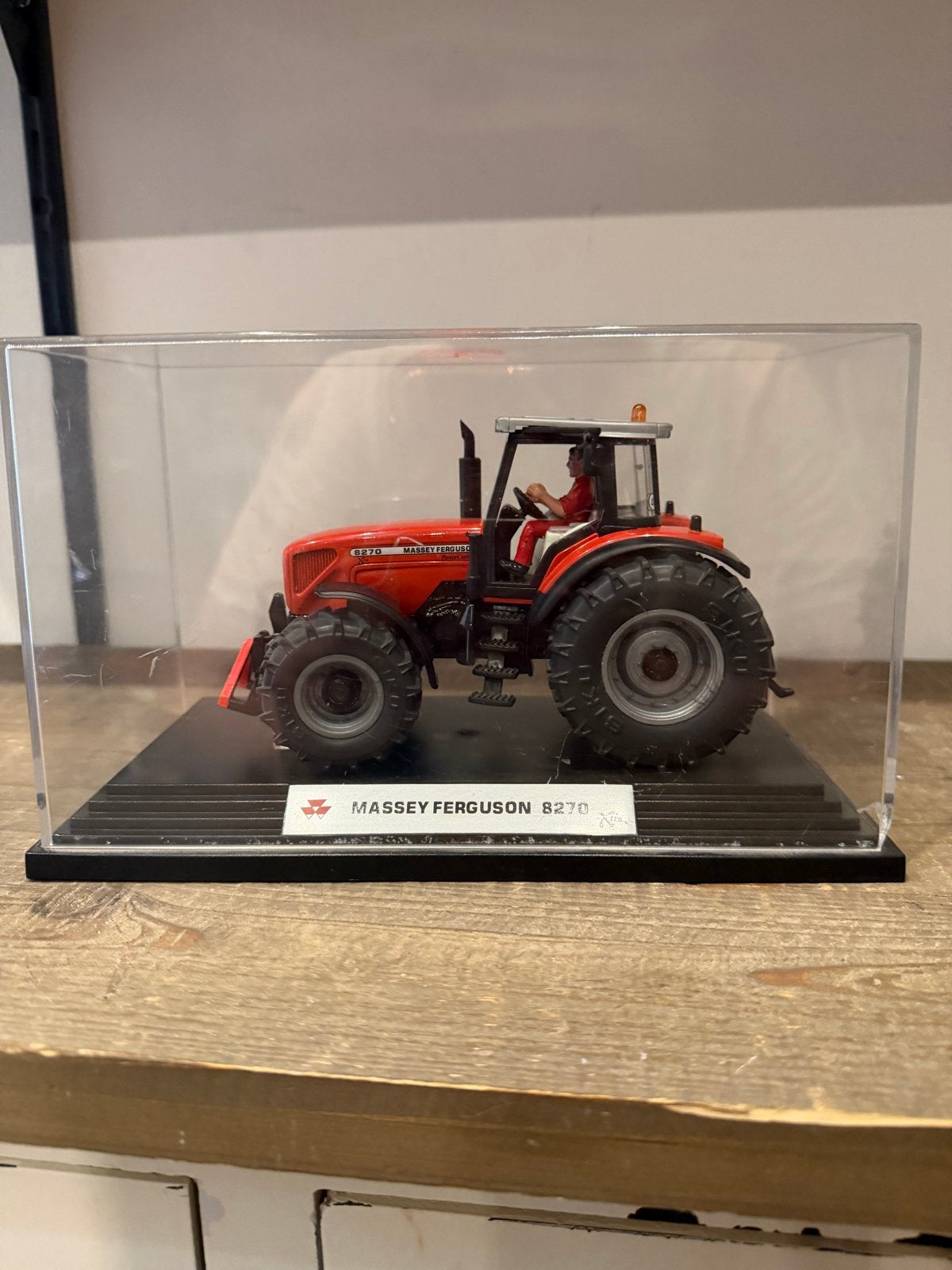 Siku Massey Ferguson 8270 Tractor in Vitrine, Ophalen, Zo goed als nieuw