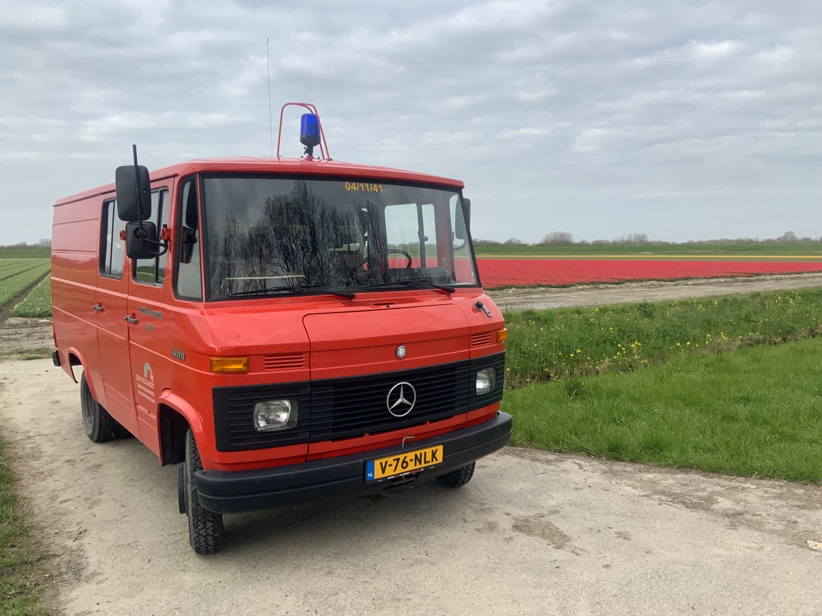 Mercedes-Benz 407d brandweerbus uit 1983, Auto's, Bestelauto's, Achterwielaandrijving, 4 cilinders, 7 stoelen, Mercedes-Benz