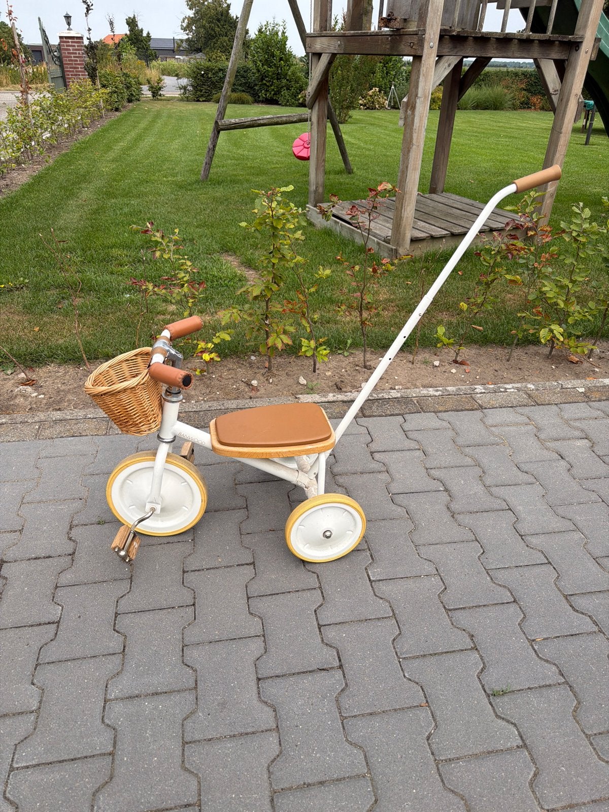 Banwood kinderfietsje / driewieler met duwstang, Fietsen en Brommers, Fietsen | Kinderfietsjes, Ophalen, Zo goed als nieuw, Terugtraprem