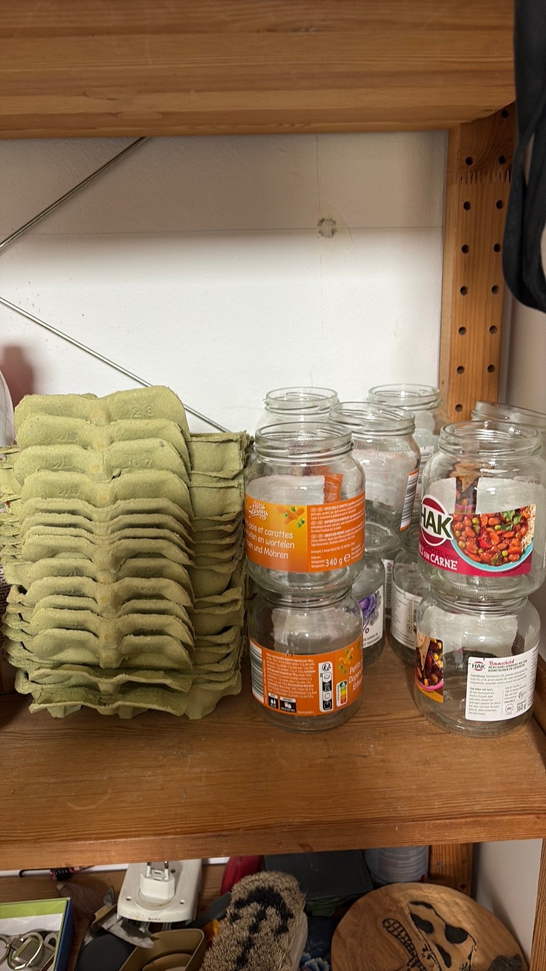 Gratis knutselmateriaal: stapel eierdozen en glazen potten, Ophalen, Zo goed als nieuw