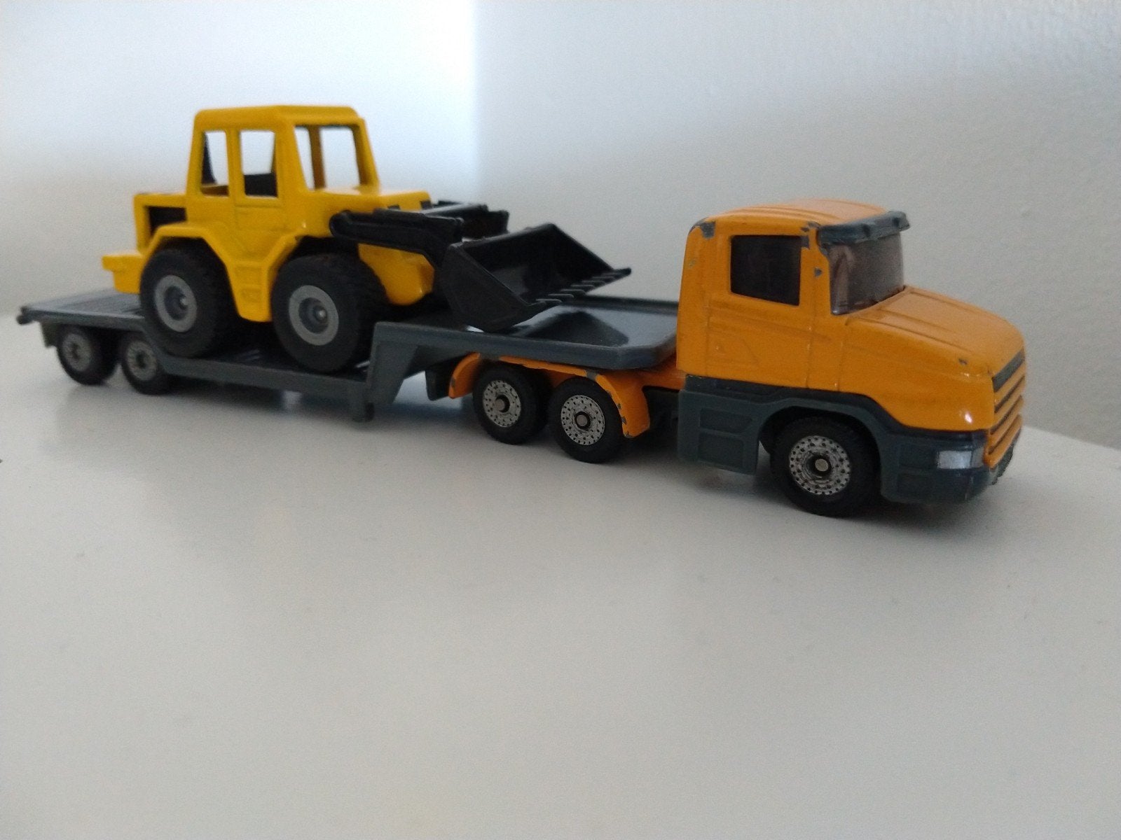 Speelgoed vrachtwagen met graafmachine, Ophalen of Verzenden, Gebruikt