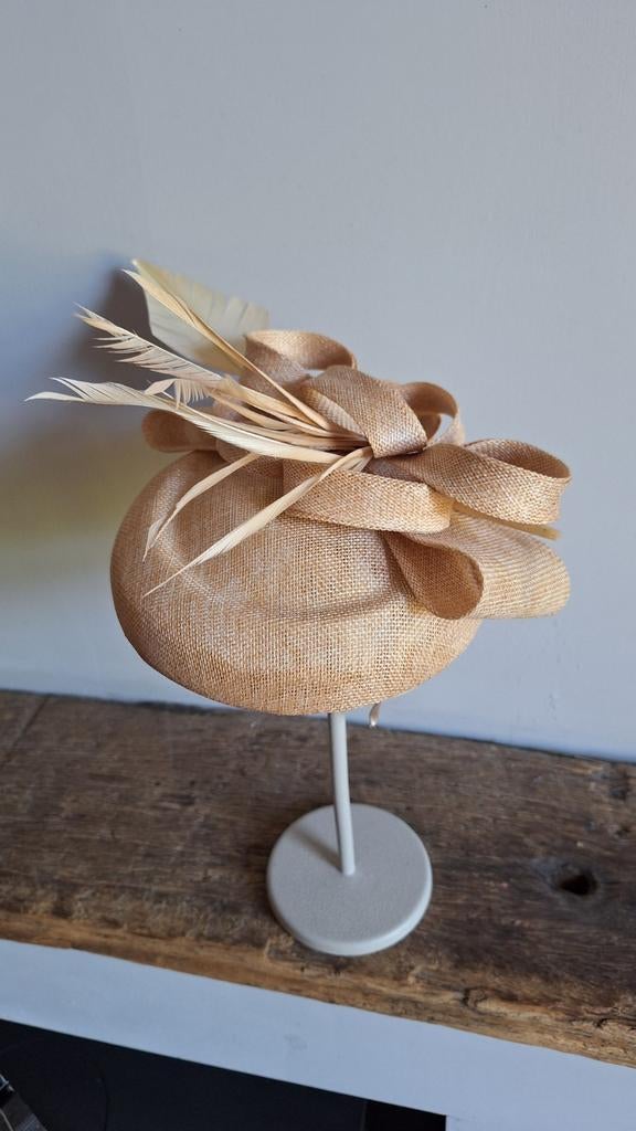 Elegante Beige Fascinator met Veren, Kleding | Dames, Hoeden en Petten, Hoed, Nieuw, Onbekend, One size fits all