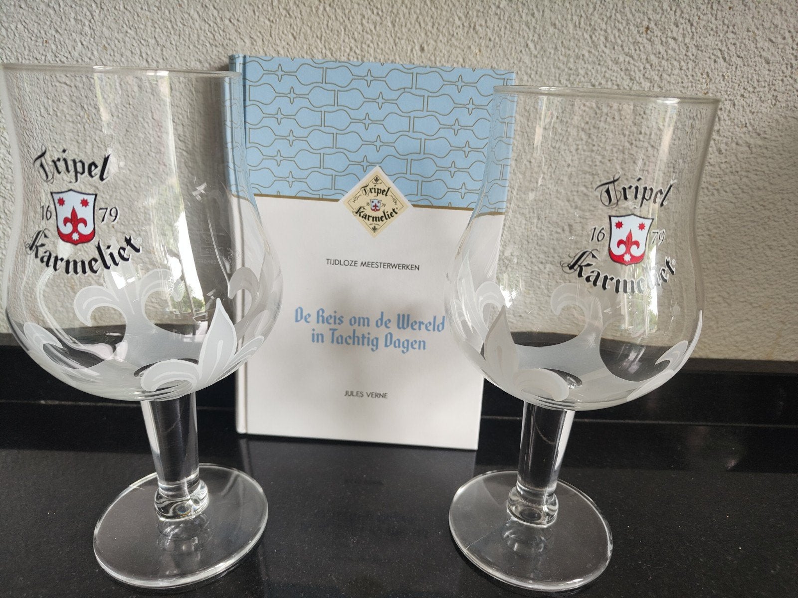 2 Tripel Karmeliet bierglazen + boekje Jules Verne Vaderdag, Verzamelen, Biermerken, Ophalen of Verzenden