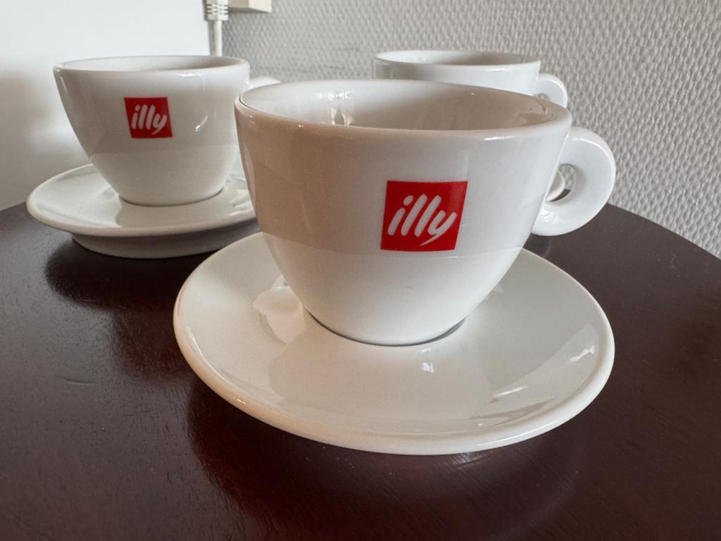 Illy espresso kopjes met schotels - Walküre, Gebruikt, Ophalen of Verzenden, Overige stijlen, Kop(pen) en/of Schotel(s)