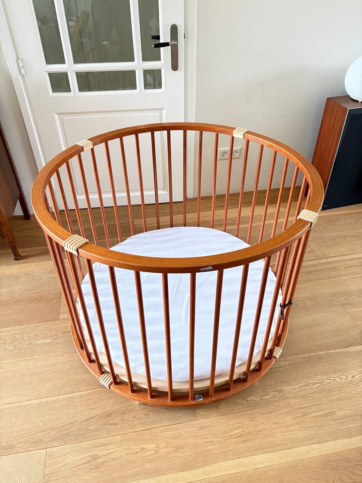 Ronde houten box op wielen, Kinderen en Baby's, Boxen, Ophalen of Verzenden, Gebruikt, Wieltjes