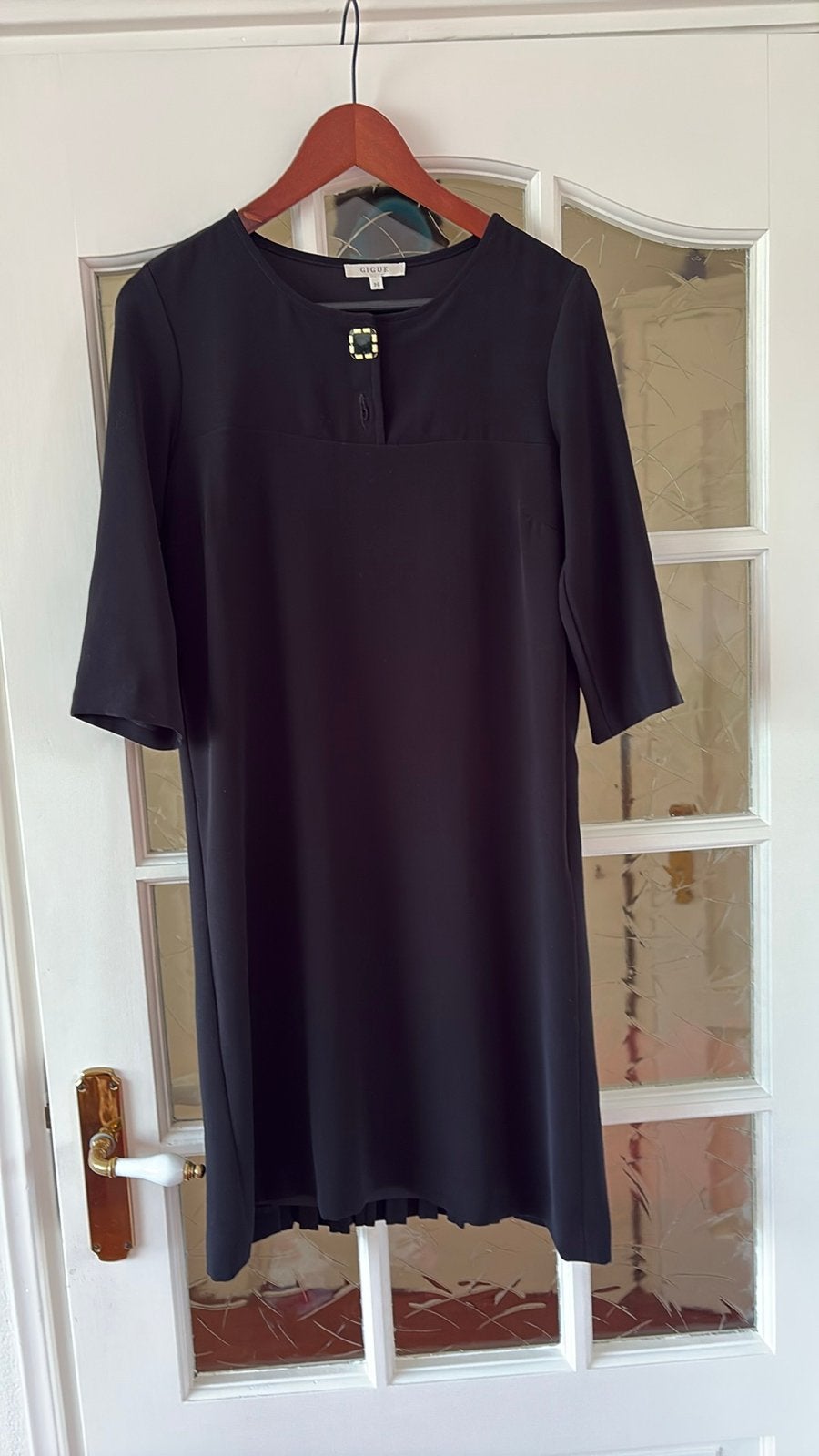 Gigue Zwarte jurk met plooien en decoratieve sluiting, Kleding | Dames, Zwart, Ophalen of Verzenden, Zo goed als nieuw, Knielengte