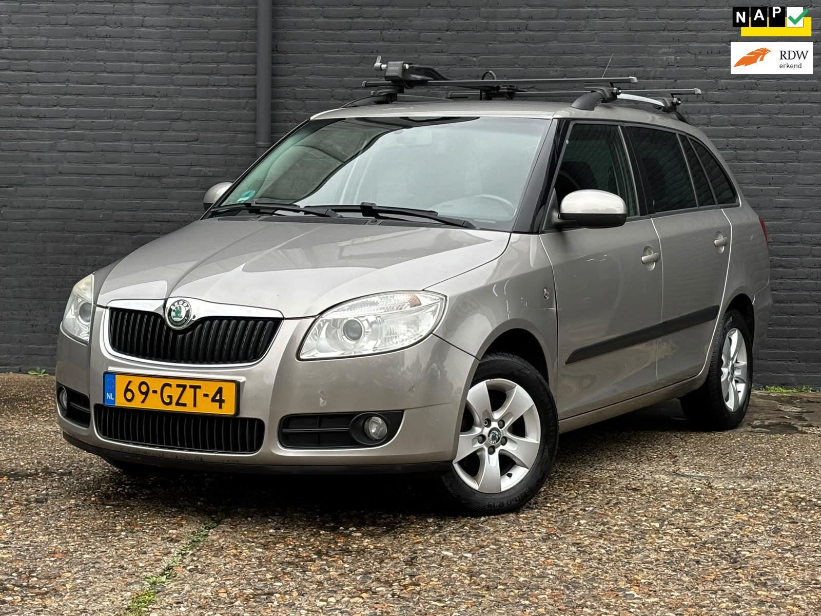 Skoda Fabia Combi 1.4-16V Elegance CARPLAY|AIRCO|ELEK RAMEN|, Auto's, Voorwielaandrijving, Zwart, 4 cilinders, Beige