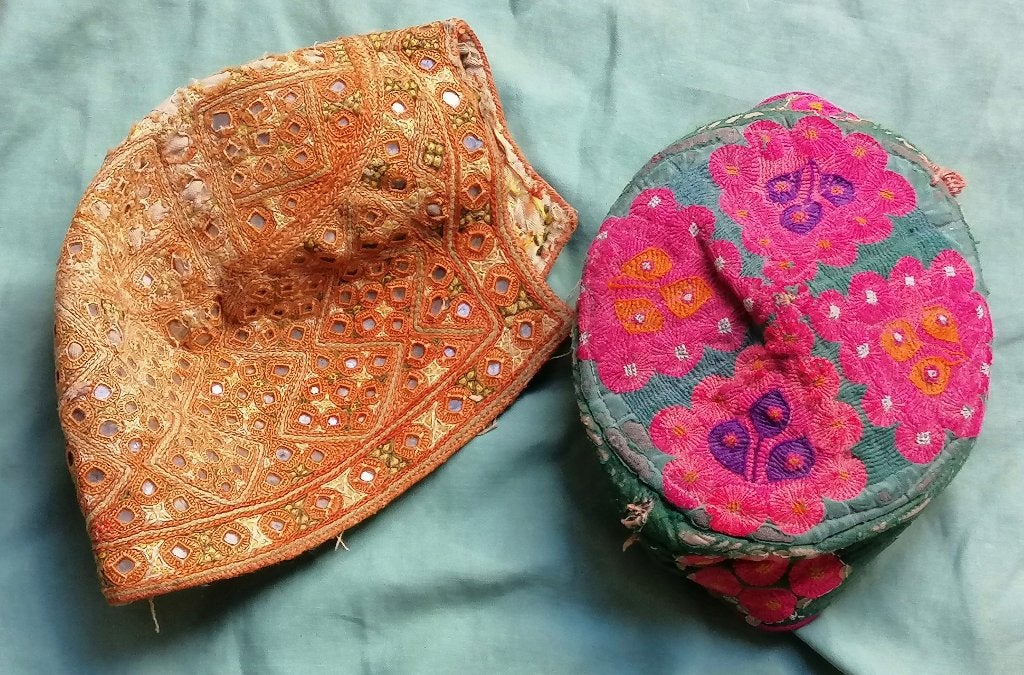2 hoedjes Pakistan of omstreken, Antiek en Kunst, Sieraad, Textiel, India, Handgemaakt