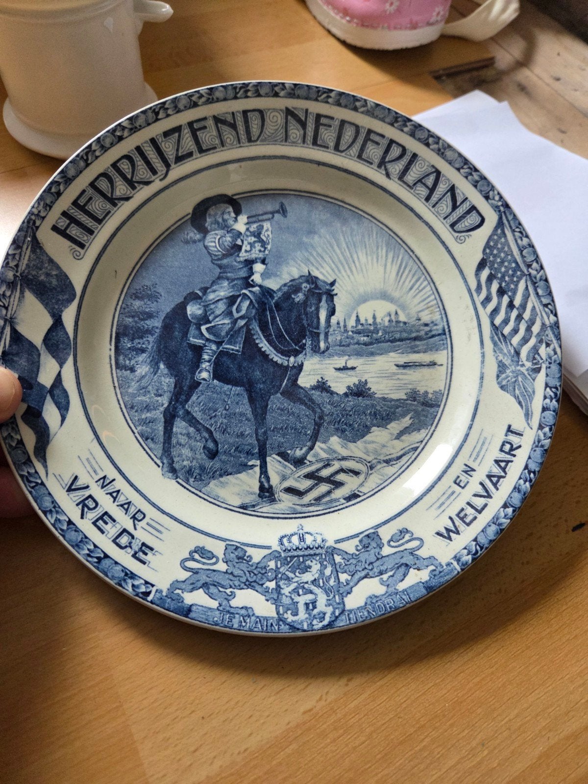 Historisch Delfts Blauw bord 'Herrijzend Nederland', Antiek en Kunst, Ophalen of Verzenden