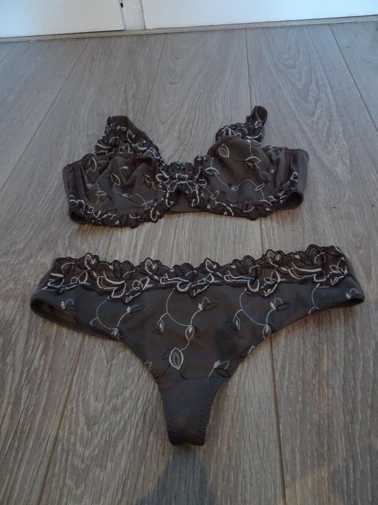 Lingerie set grijs BH 80D string mt M Hunkemöller z.g.a.n., Hunkemöller, Ophalen of Verzenden, Grijs, Setje