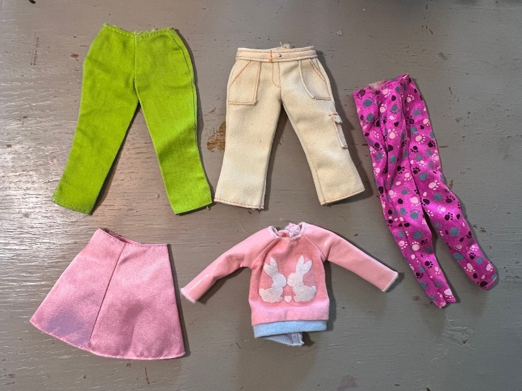 Vintage barbie Sindy Fleur Mattel kleertjes broeken rok vest, Ophalen of Verzenden, Gebruikt, Kleertjes