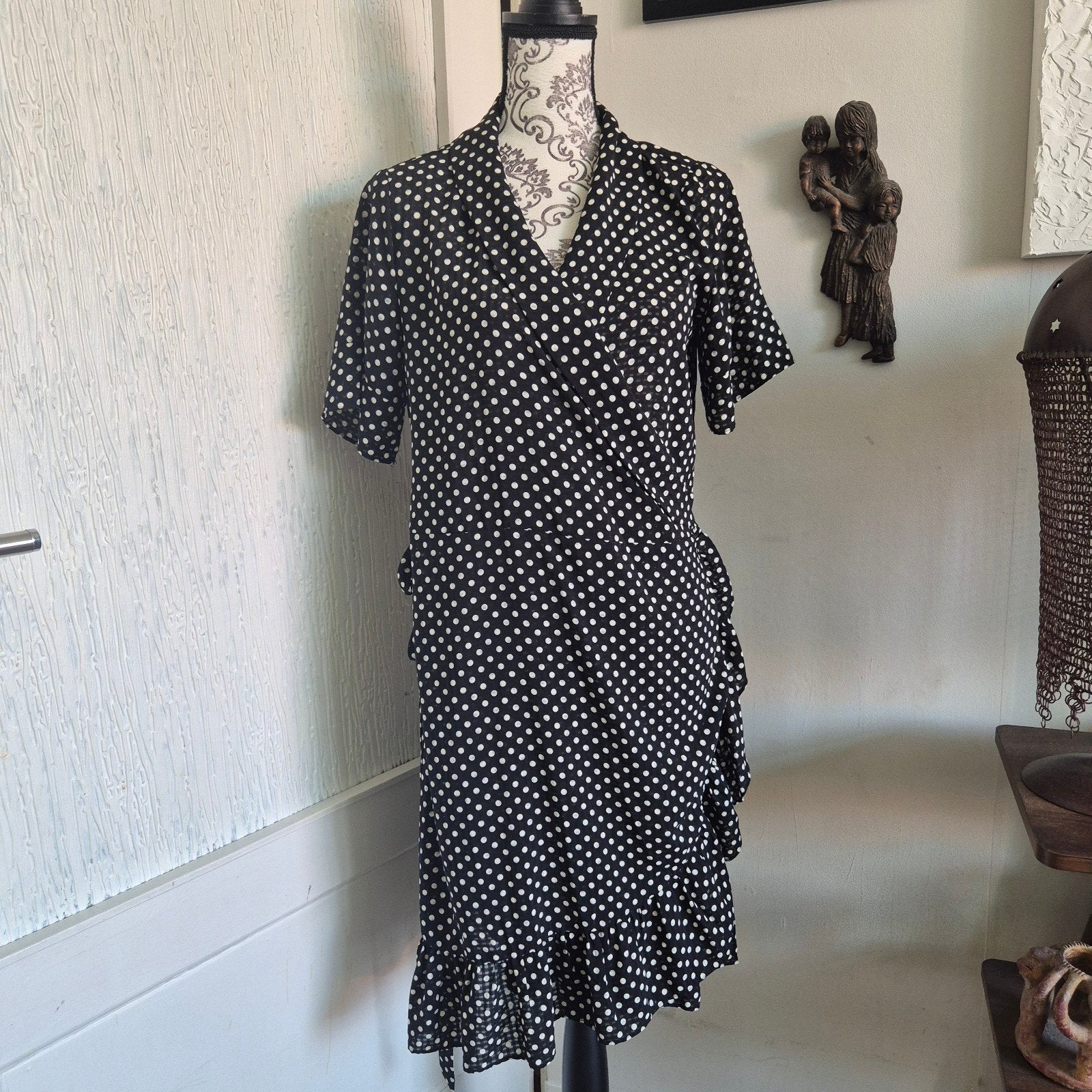 Lolly’s Laundry Zwarte Wikkeljurk met Stippen - Maat M, Kleding | Dames, Maat 38/40 (M), Zwart, Ophalen of Verzenden, Zo goed als nieuw