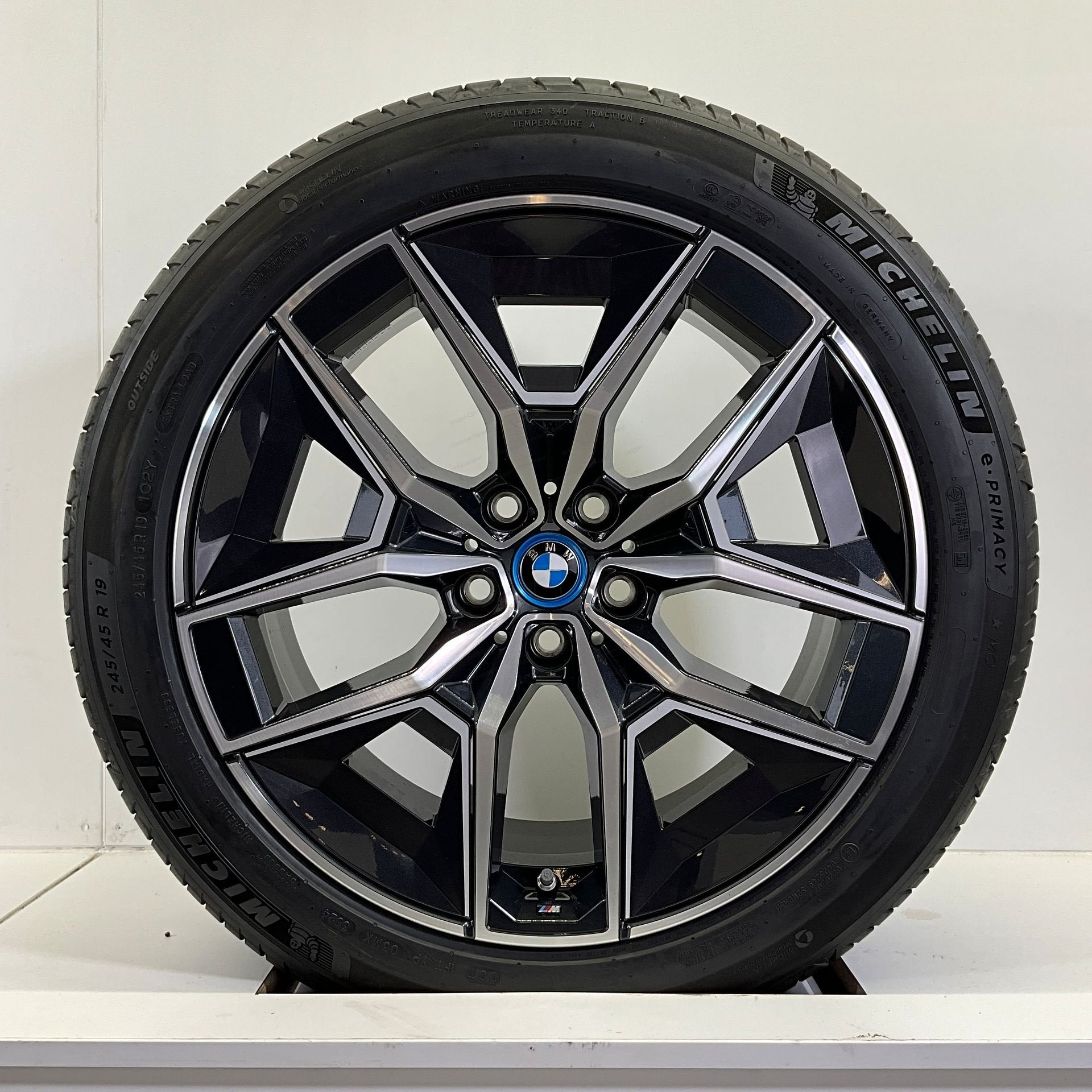BMW 5 SERIE G60 I5 G60 SET VELGEN + ZOMERBANDEN 19 INCH ORIG, 19 inch, -, -, Banden en Velgen