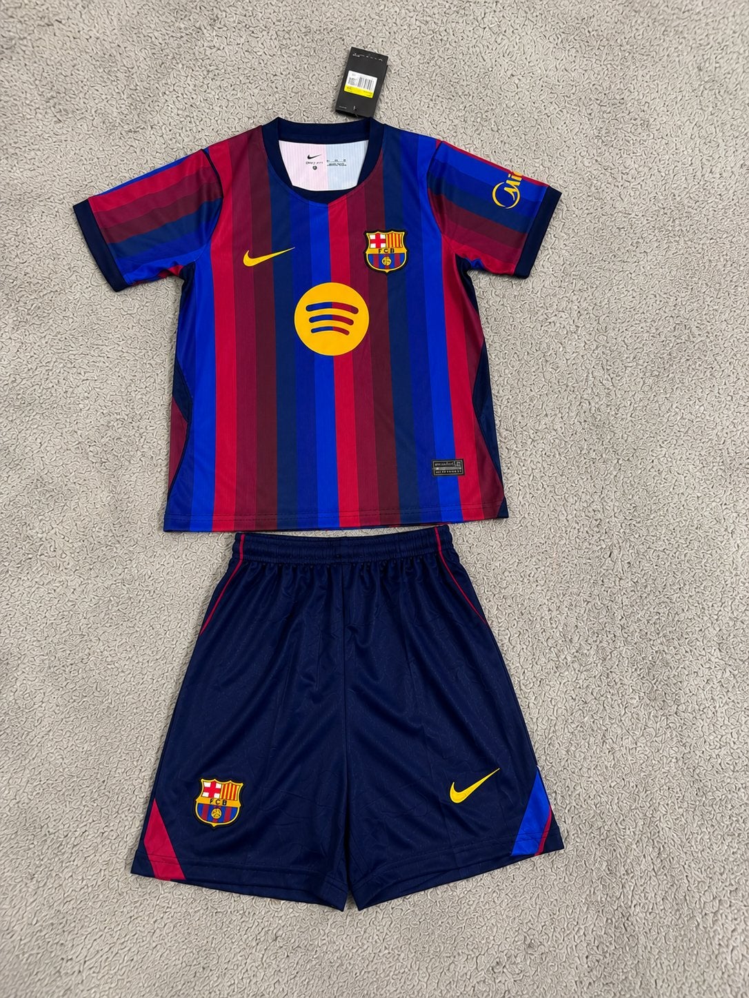 Nieuwste Barcelona tenue 26/27, Maat XS of kleiner, Verzenden, Zo goed als nieuw, Shirt
